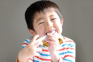 歯みがきする子供