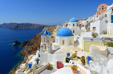 Fototapeta premium Biała architektura miejscowości Oia na wyspie Santorini, Grecja