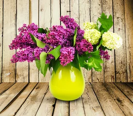 Papier Peint photo autocollant Lilas Fleurs lilas dans un vase