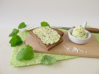 Brotscheibe mit Kräuterbutter