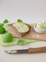 Brotscheibe mit Kräuterbutter