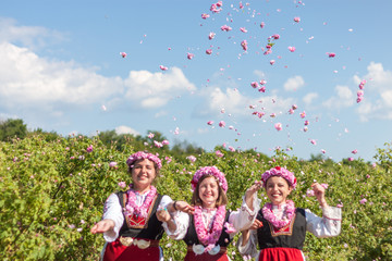 Obraz premium Girls posing during the Rose picking festival in Bulgaria