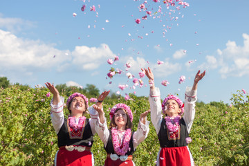 Naklejka premium Dziewczyny pozujące podczas festiwalu Rose Picking w Bułgarii