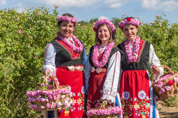 Obraz premium Girls posing during the Rose picking festival in Bulgaria