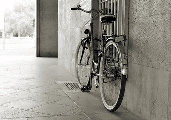 ein verlassenes Fahrrad an einer Hauswand in der Innenstadt von Berlin