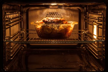 Abwaschbare Fototapete Brathähnchen im Ofen © artemiykas