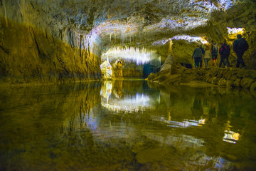 Grotte naturelle souterrain 