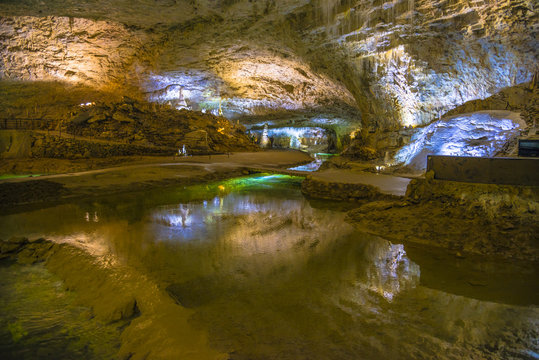 Grotte naturelle souterrain 