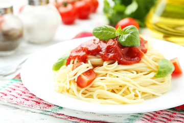 Spaghetti with tomatoes and basil on plate 