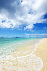 美しい沖縄のビーチと夏空

