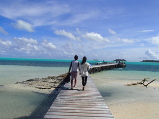 パラオの桟橋を歩く日本人カップル