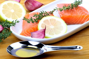 Filetto di salmone con olio di oliva e timo
