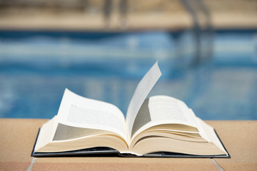 Libro en una piscina