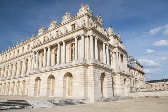 Façades du château de Versailles par temps ensoleilé.