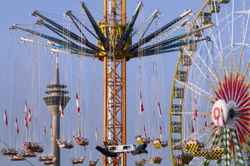 Düsseldorfer Rheinkirmes mit Rheinturm  © SR