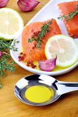 Filetto di salmone con olio di oliva e timo