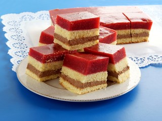 biscuit layer cake with chocolate mas and strawberry pulp