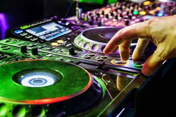 Naklejka premium Dj playing the track