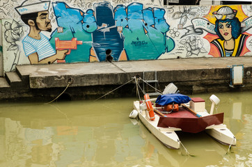 Fototapeta na wymiar barca ormeggiata nel canale di riccione