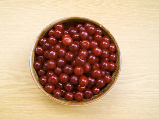 Вишни в миске