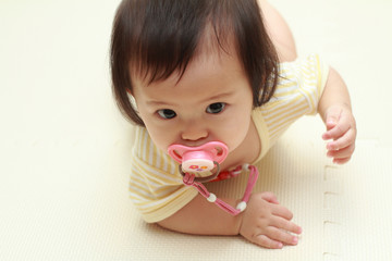 おしゃぶりをくわえる赤ちゃん(0歳児)