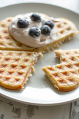 Waffel mit Quark und Blaubeeren