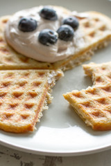Waffel mit Quark und Blaubeeren