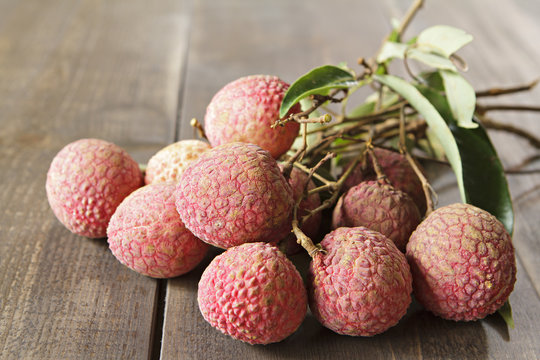  Fresh lychees on wooden