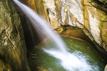 Fototapeta na wymiar Wasserfall in idyllischer Klamm