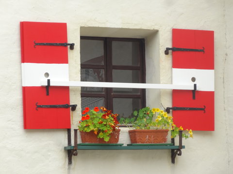 altes Fenster mit rot weiß roten Balken
