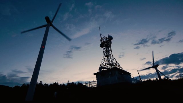 夕暮れの風力発電 風車３