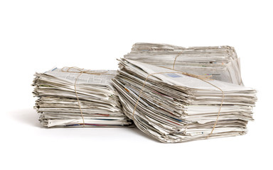 Drei Zeitungsbündel vor einem weißen Hintergrund