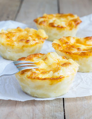 Macaroni and cheese baked as a little pies