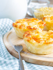 Macaroni and cheese baked as a little pies