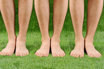 芝生と男性の裸足