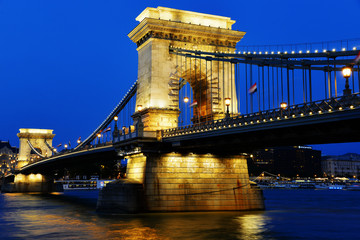 Obraz premium Chain Bridge on Danube in Budapest by night