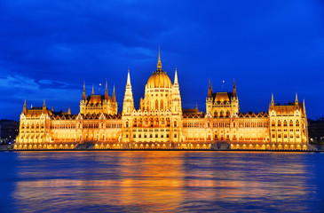Fototapeta premium Hungarian Parliament Building in Budapest by night