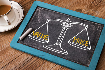 value price concept on balance scale - obrazy, fototapety, plakaty