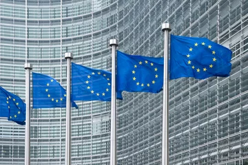Crédence de cuisine en verre imprimé Lieux européens EU flags in front of European Commission in Brussels