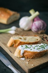 frisches Weissbrot mit Kräuterquark und Knoblauch