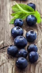 Heidelbeeren auf Holz