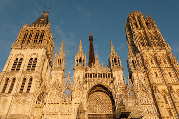 Fototapeta premium Famous Notre-Dame de Rouen cathedral at twilight