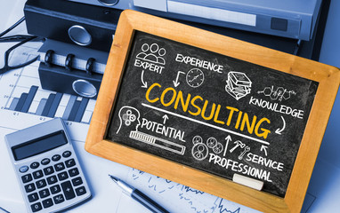 Obraz premium consulting chart with business elements on blackboard