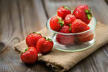 Erdbeeren in einer Schale auf hölzernem Hintergrund