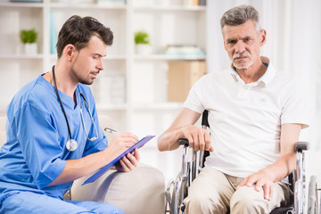 Obraz premium Old man at hospital