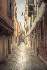 typisch smal steegje in de straat van Venetië (Venezia) op een regenachtige dag, vintage stijl, Italië, Europa