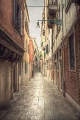 Deurstickers Smal steegje typisch smal steegje in de straat van Venetië (Venezia) op een regenachtige dag, vintage stijl, Italië, Europa