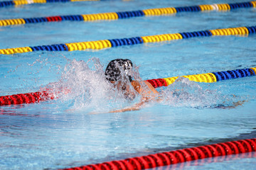 Natación en piscina de verano