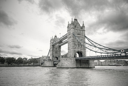 Fototapeta Famous Tower Bridge in black and white, London, England, United Kingdom
