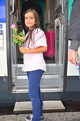 Fototapeta na wymiar Mädchen mit Rose am Bahnhof